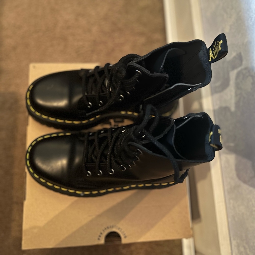 DR MARTENS JADON BOOT SMOOTH
LEATHER PLATFORMS (7W)